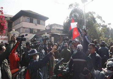 प्रधानन्यायाधीशको समर्थनमा नाराबाजी गर्नेहरु पक्राउ